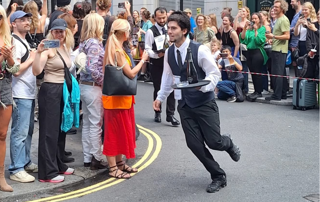 英國Soho最有趣跑步賽！服務生賽跑贏「最強服務生」稱號